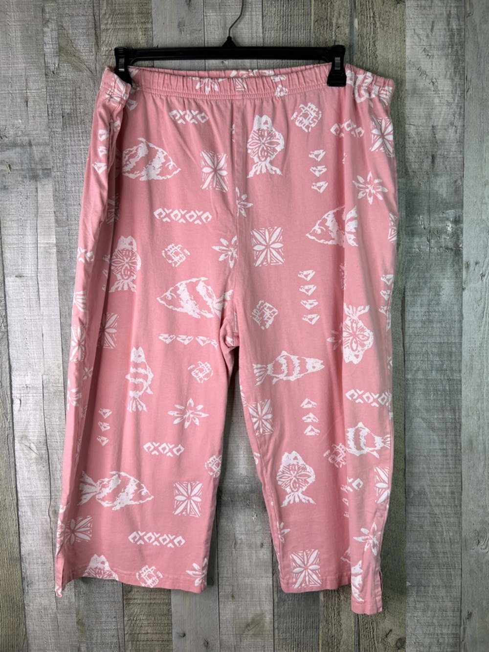 Peach & White Fish Print Capri Length Pants W/Pockets & Stretch Waistband